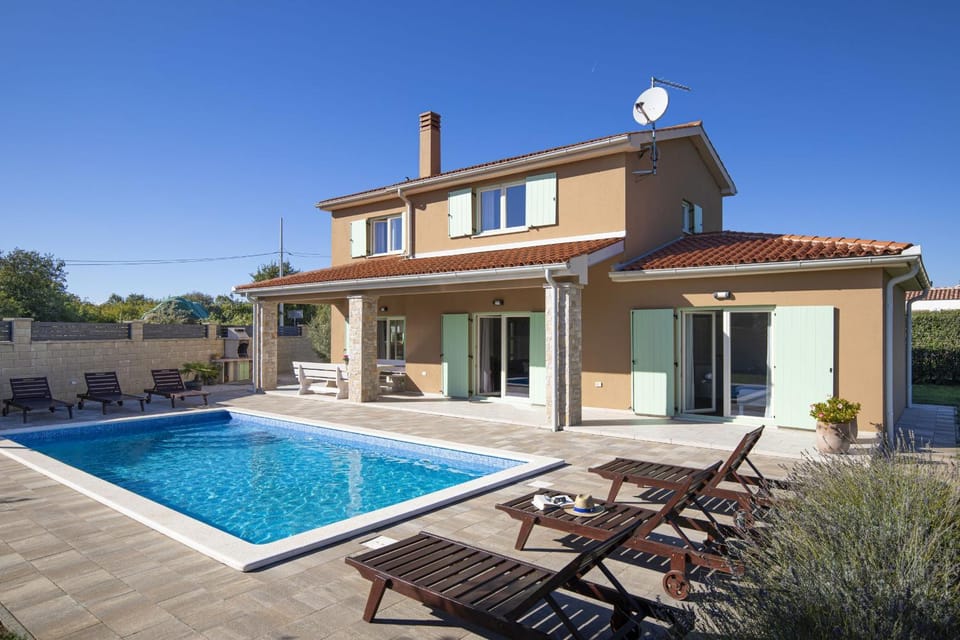 Property building, Day, Swimming pool, sunbed