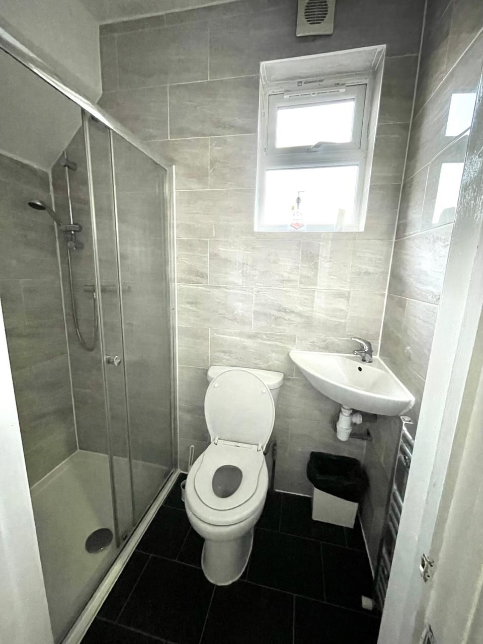 6 Bedroom 4 Bathroom House near Redbridge Station in Ilford with Garden Parking and Fast WiFi House in Ilford