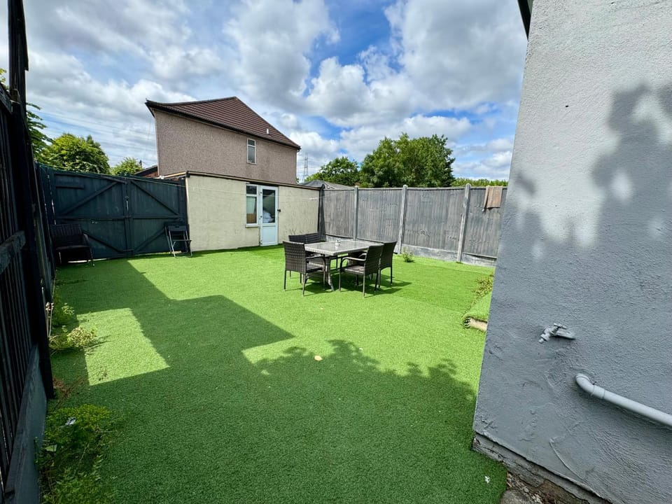 Property building, Garden, Garden, Dining area, Garden view