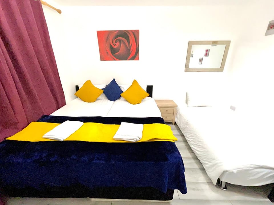 4 Bedrooms, 3 Baths, Full Kitchen and Lounge, Garden, Free Parking House in Ilford