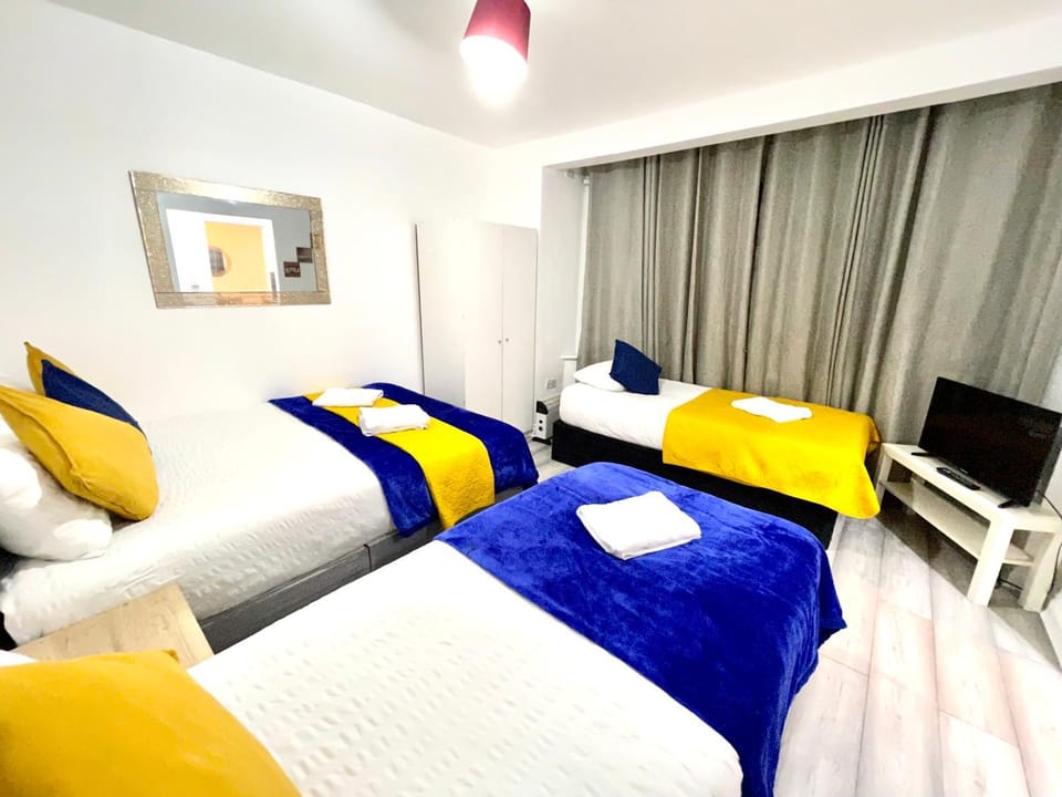 4 Bedrooms, 3 Baths, Full Kitchen and Lounge, Garden, Free Parking House in Ilford