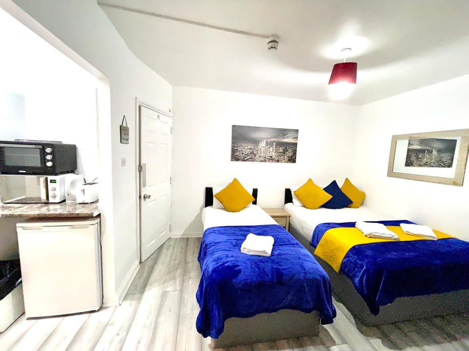 4 Bedrooms, 3 Baths, Full Kitchen and Lounge, Garden, Free Parking House in Ilford