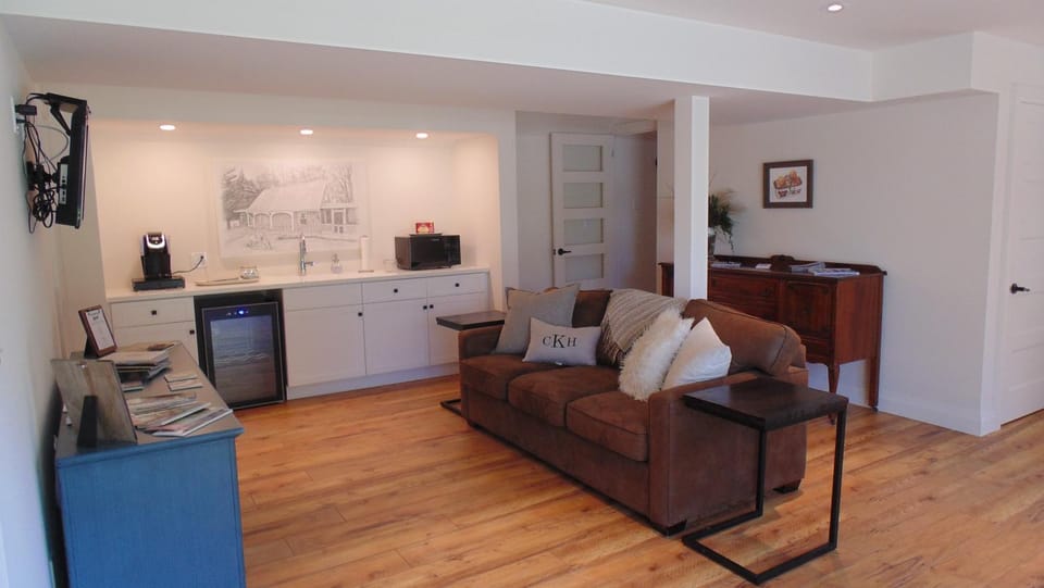 Kitchen or kitchenette, Seating area