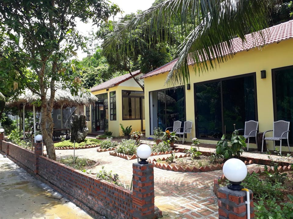 Property building, Facade/entrance, Garden, Floor plan