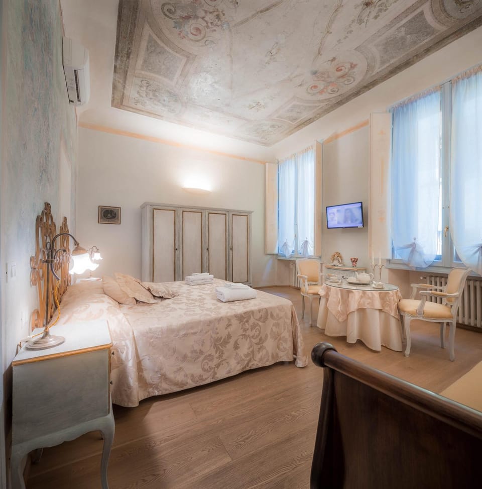 Bed, TV and multimedia, Photo of the whole room, Bedroom