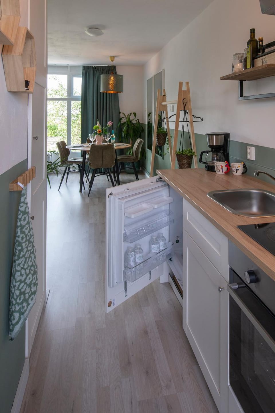 Kitchen or kitchenette, Dining area