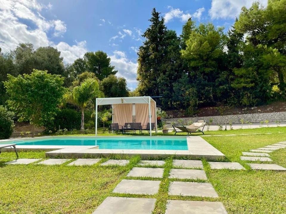 Strelitzia's house with heated pool , private garden and private parking & wi-fi House in Sicily