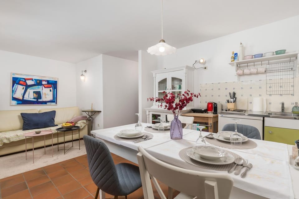 Kitchen or kitchenette, Living room, Seating area, Dining area