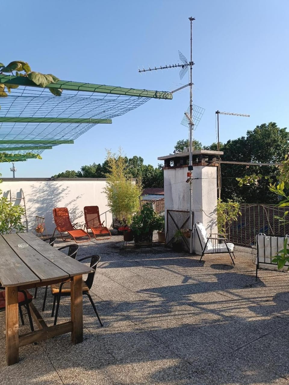 Patio, Day, Dining area