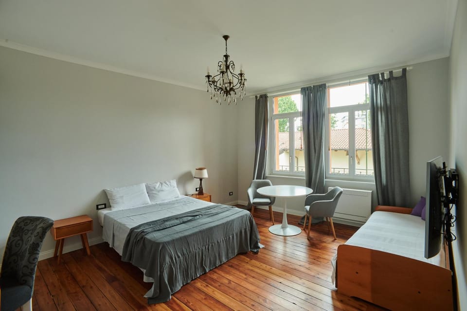 Bed, TV and multimedia, Bedroom