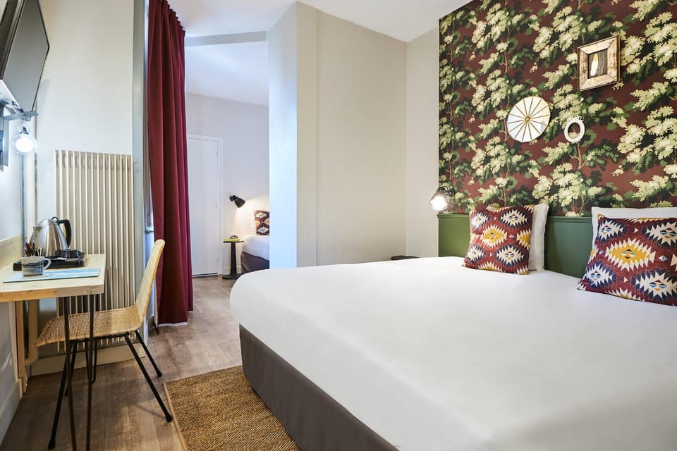 Bed, Photo of the whole room, Bedroom