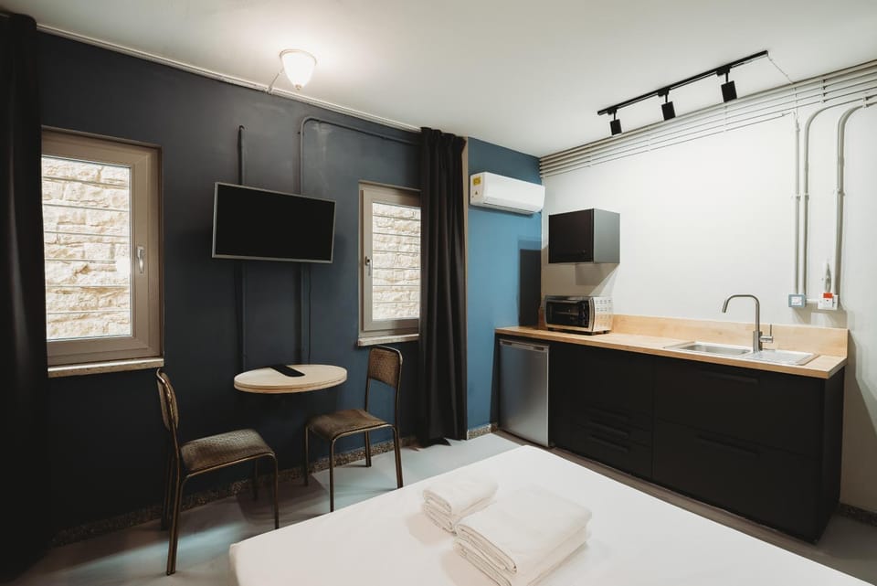 TV and multimedia, Kitchen or kitchenette, Photo of the whole room, Bedroom