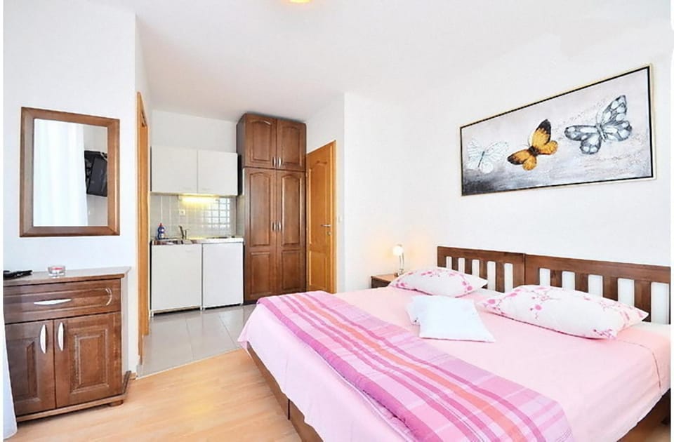 Bed, Kitchen or kitchenette, Photo of the whole room, Bedroom, stove, wardrobe