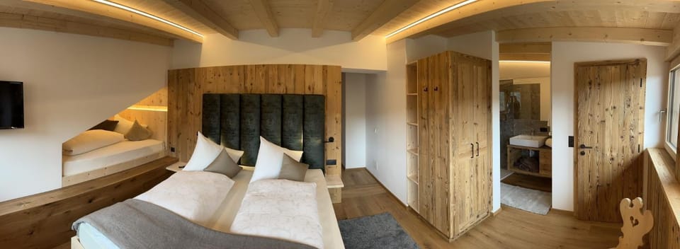 Bed, TV and multimedia, Photo of the whole room, Bedroom, wardrobe