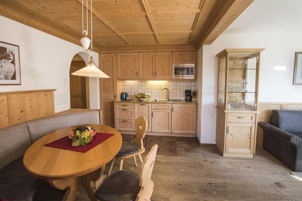 Kitchen or kitchenette, Seating area, Dining area, oven, stove