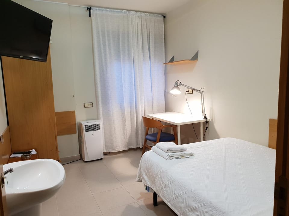 TV and multimedia, Photo of the whole room, locker, towels, air conditioner