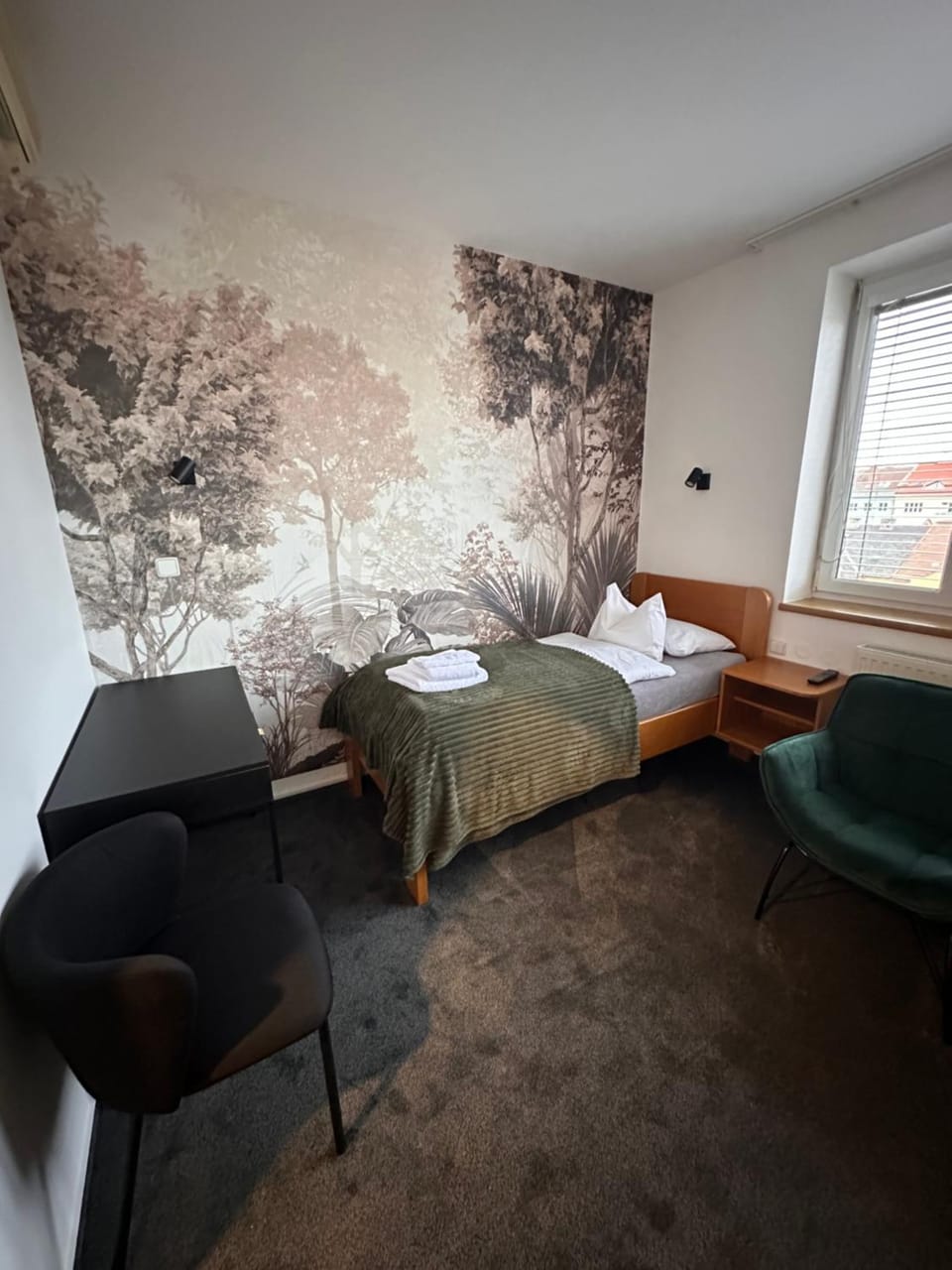 Bed, Photo of the whole room, Seating area, Bedroom
