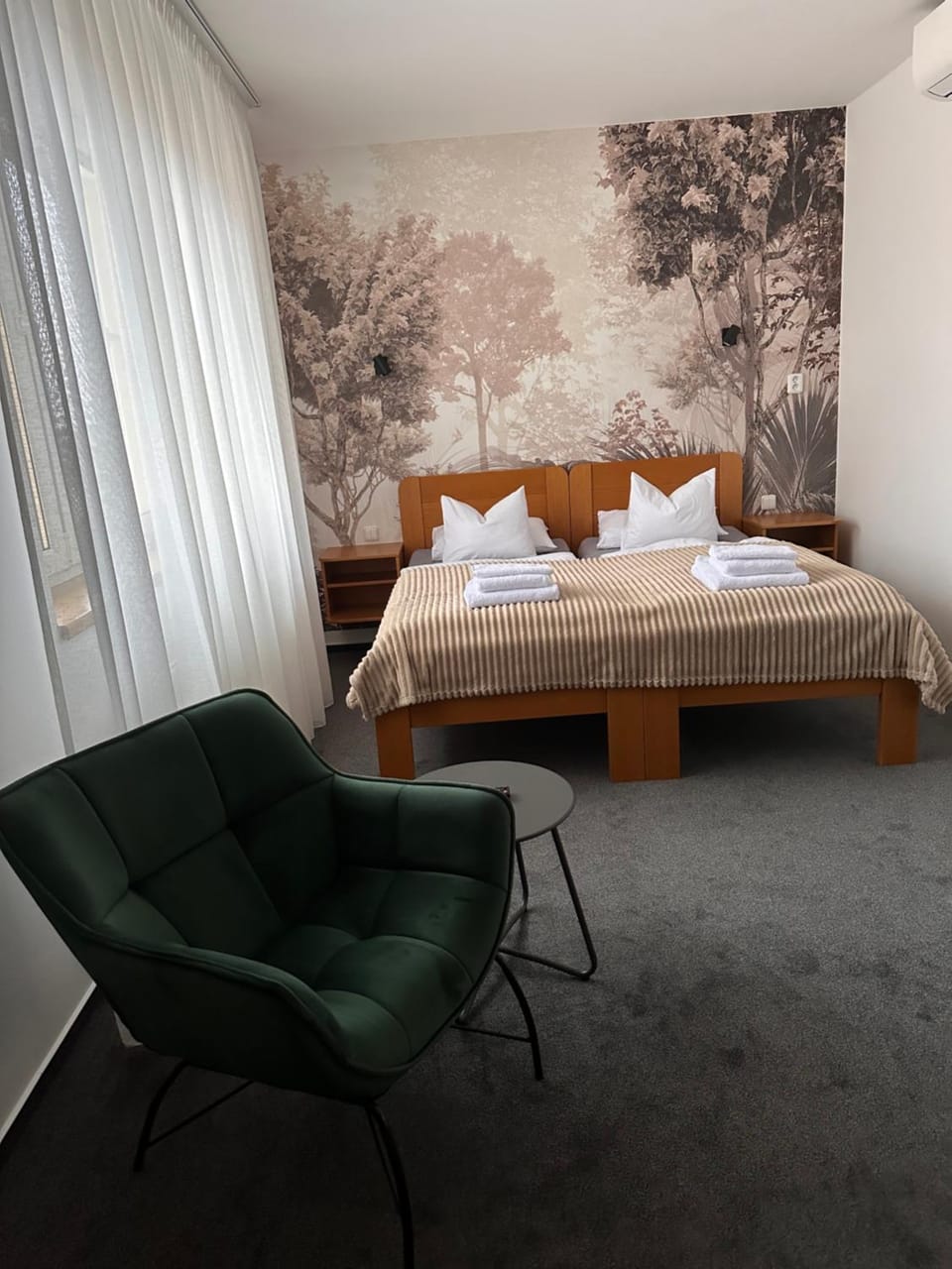 Bed, Photo of the whole room, Seating area, Bedroom, towels