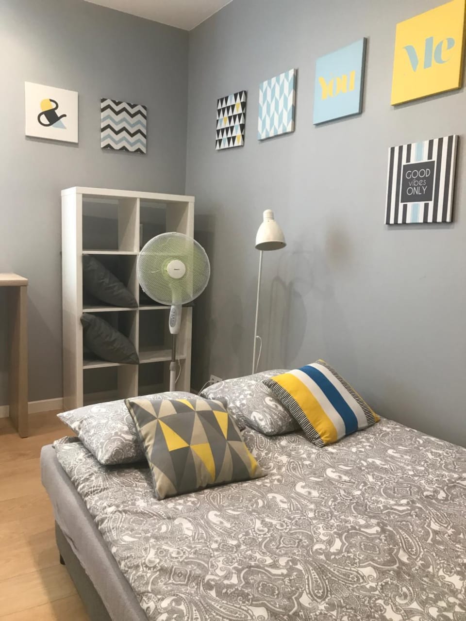 Bed, Photo of the whole room, fireplace