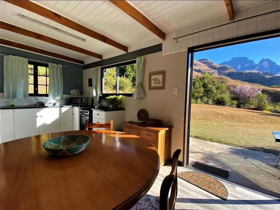 Kitchen or kitchenette, Dining area, Mountain view