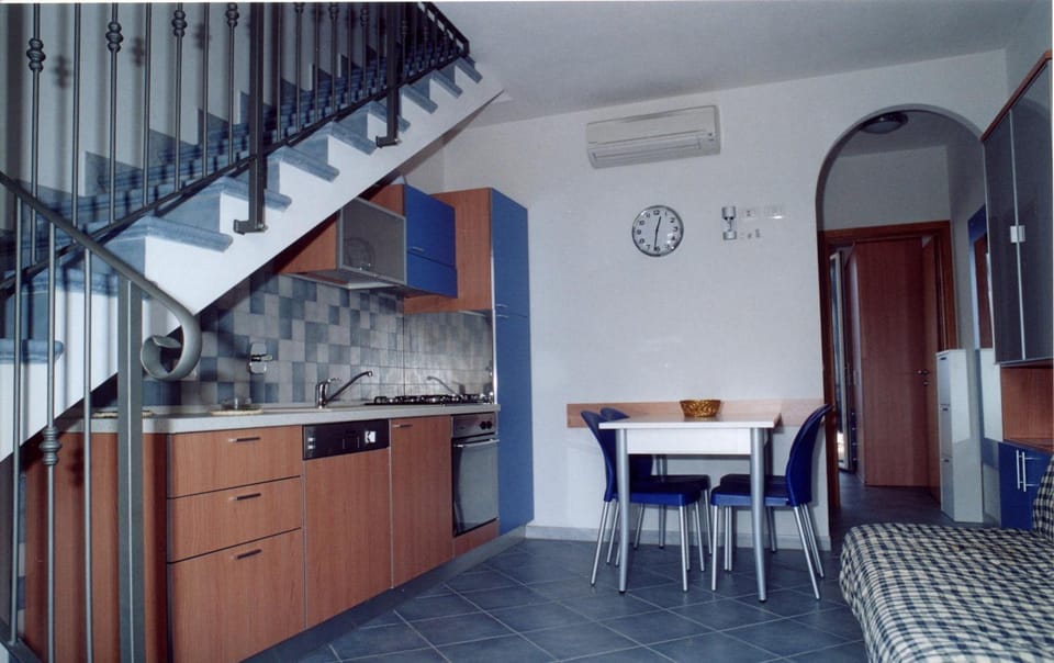Kitchen or kitchenette, Seating area