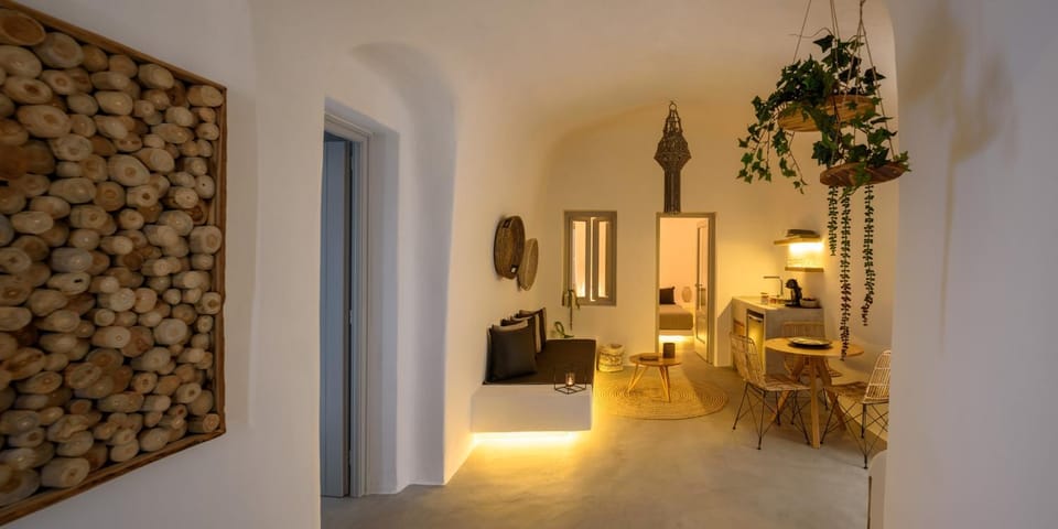 Living room, Photo of the whole room, Decorative detail, Seating area, Dining area