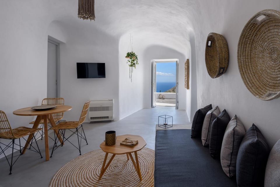 TV and multimedia, Living room, Seating area, Dining area, Sea view