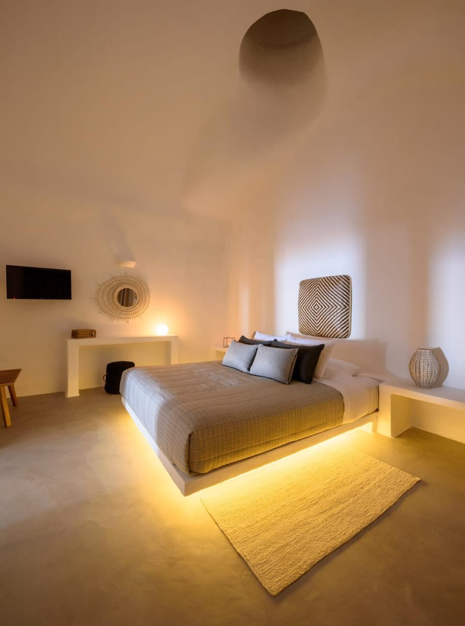Bed, TV and multimedia, Bedroom