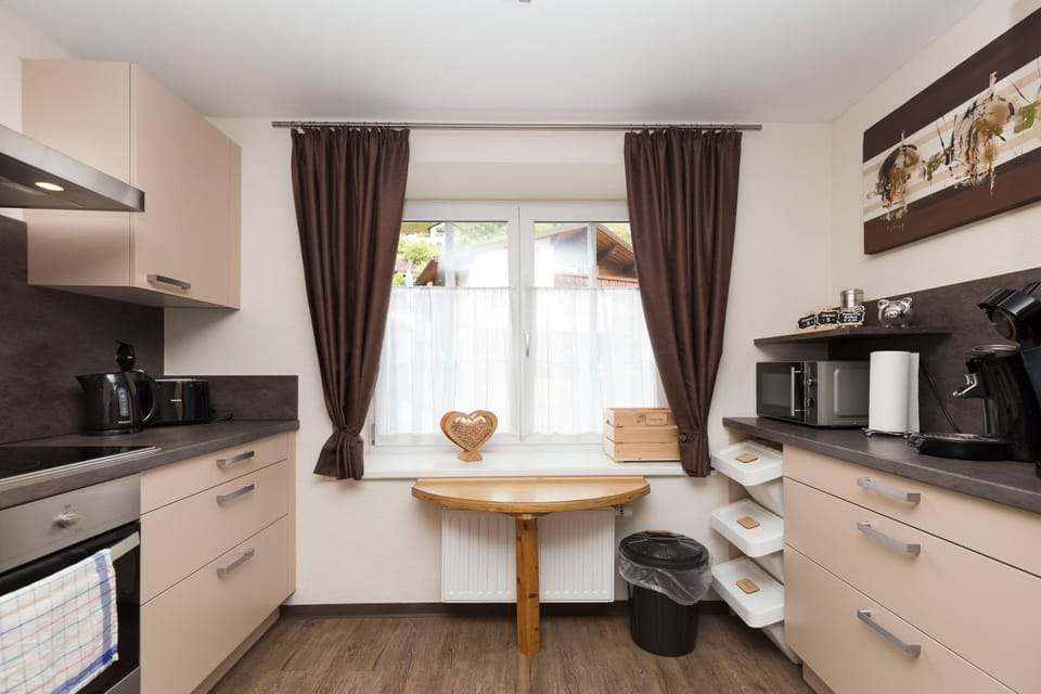 Kitchen or kitchenette, Communal kitchen