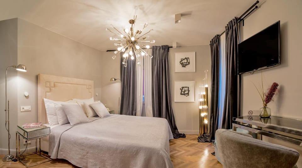 Bed, TV and multimedia, Photo of the whole room, Bedroom
