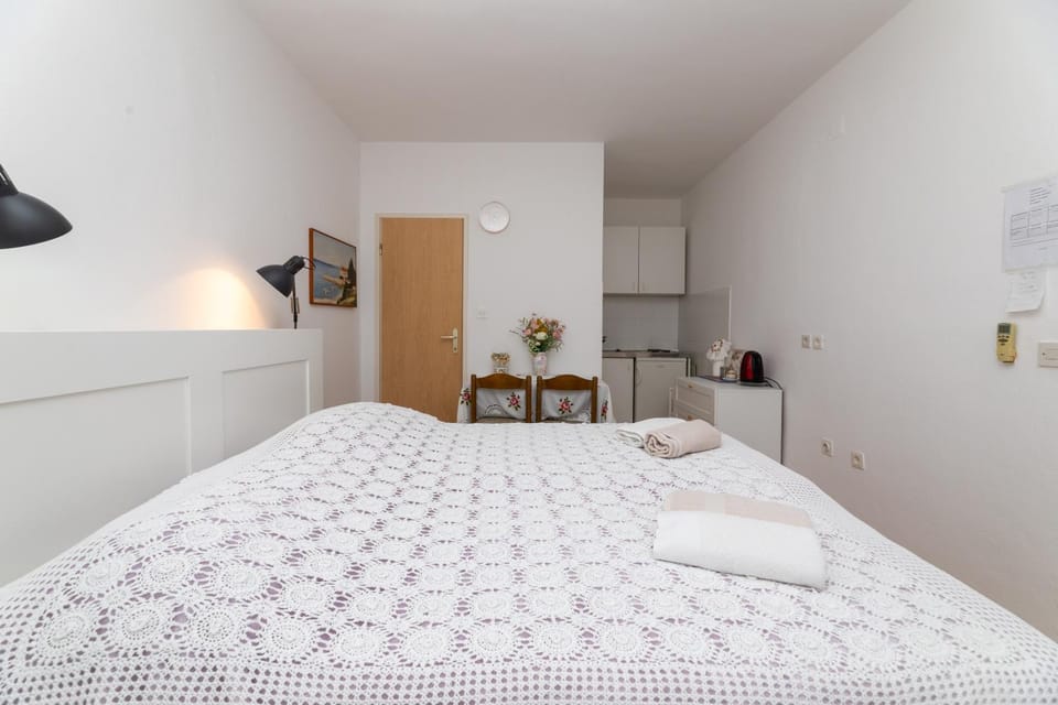 Bed, Kitchen or kitchenette, Bedroom
