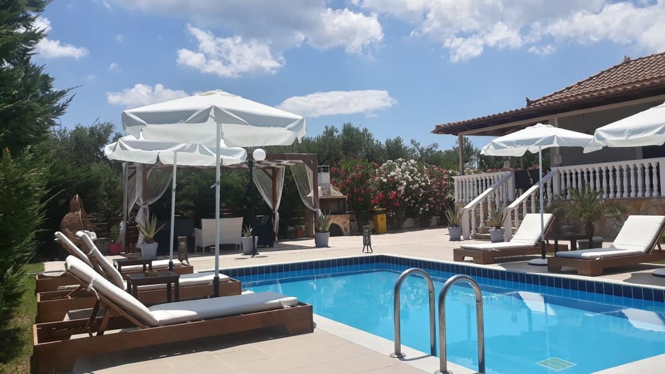 Day, Swimming pool, sunbed