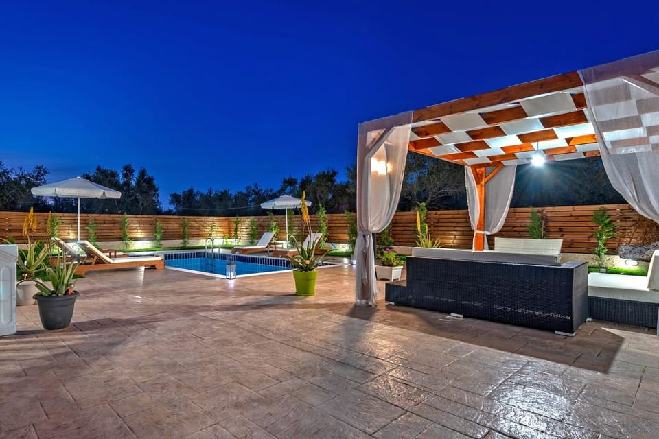 Seating area, Swimming pool, Swimming pool