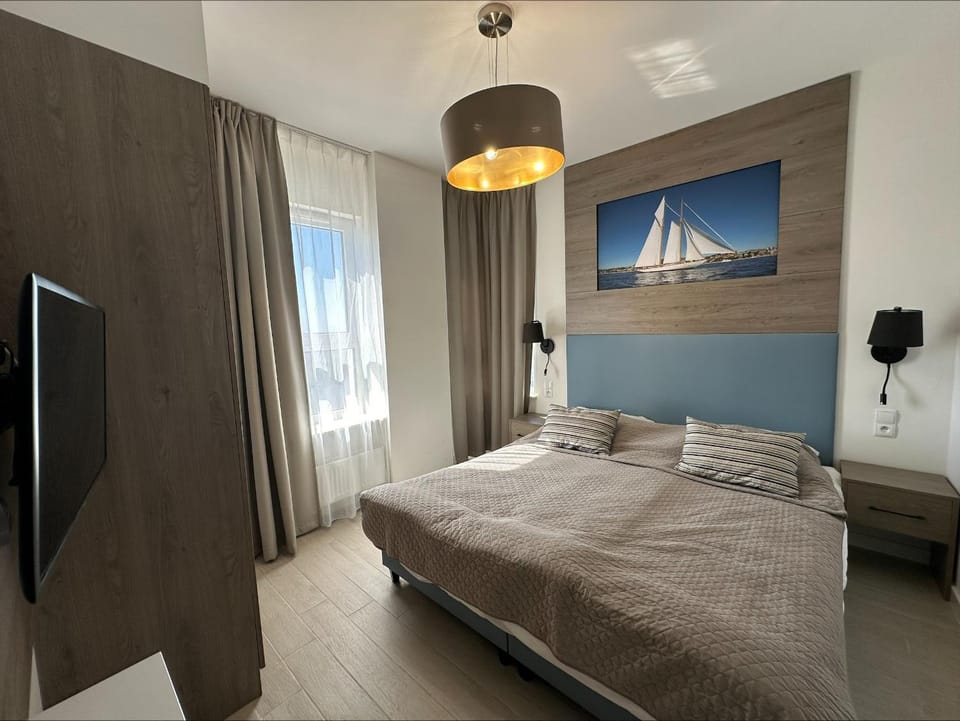 Bed, TV and multimedia, Photo of the whole room, Bedroom