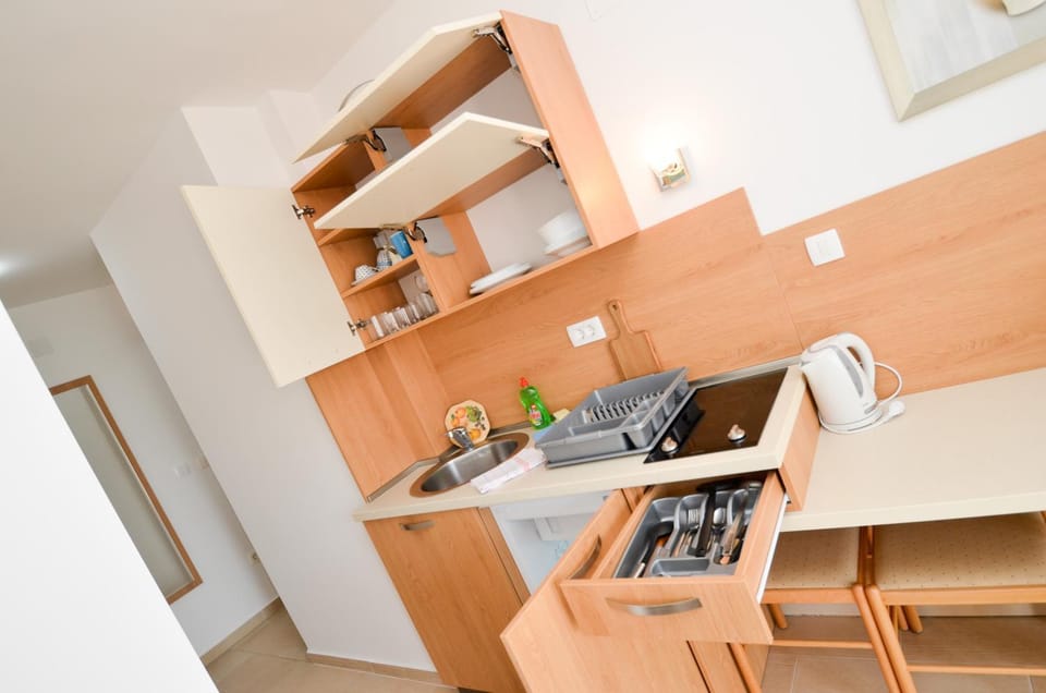 Coffee/tea facilities, Kitchen or kitchenette, stove