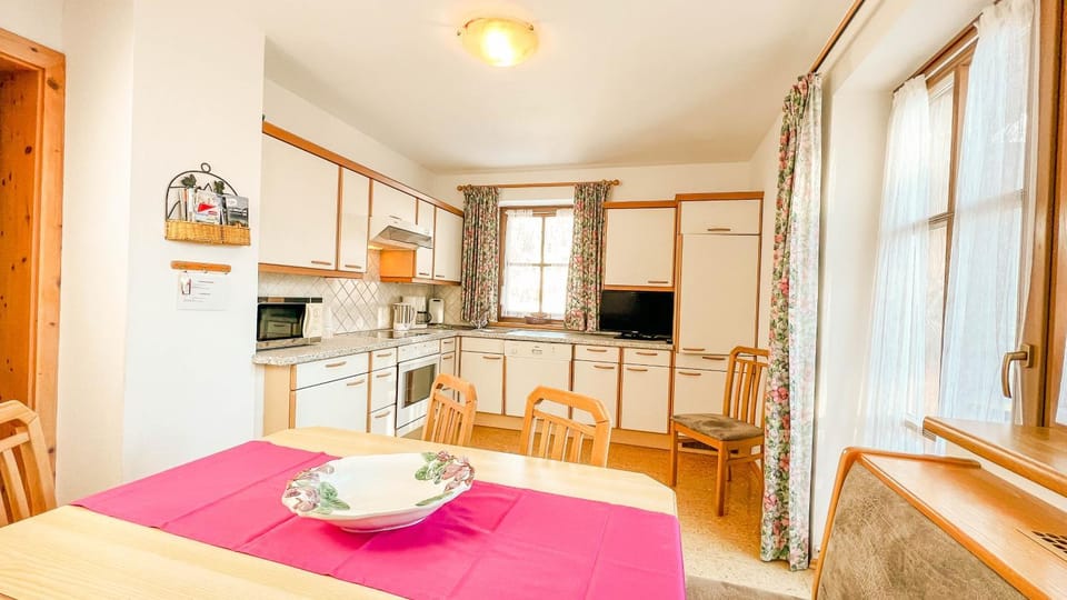 Kitchen or kitchenette, Dining area, minibar, pet friendly, stove