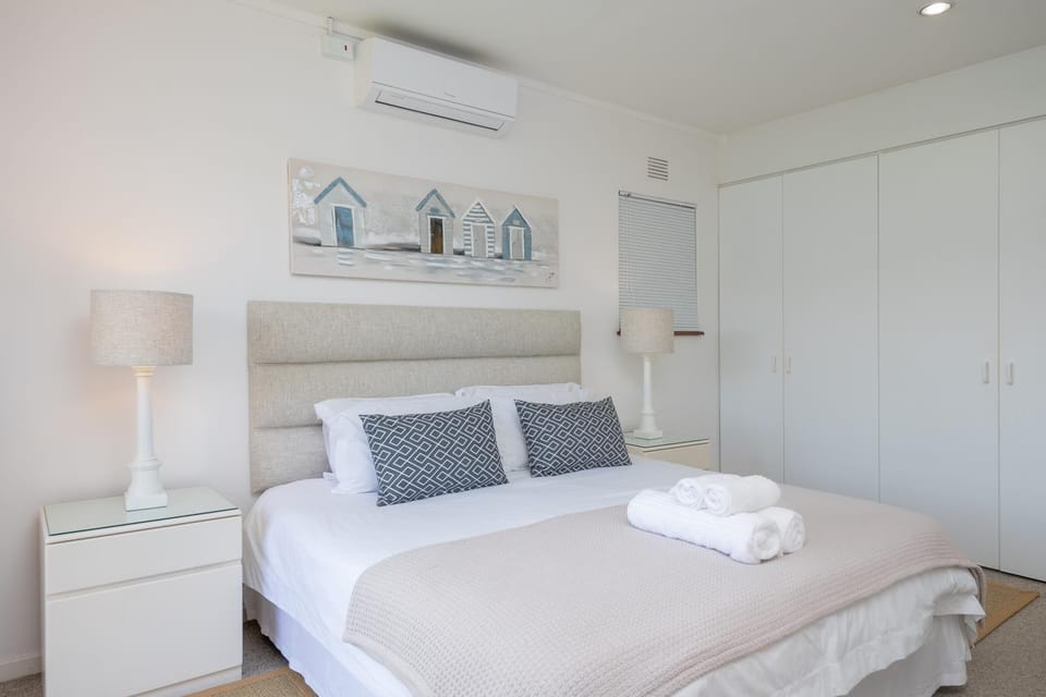 Photo of the whole room, Bedroom, wardrobe, air conditioner