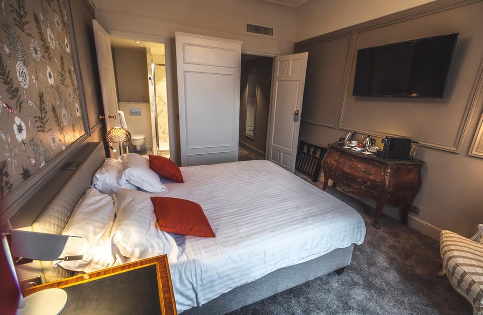 Bed, TV and multimedia, Photo of the whole room, Bedroom