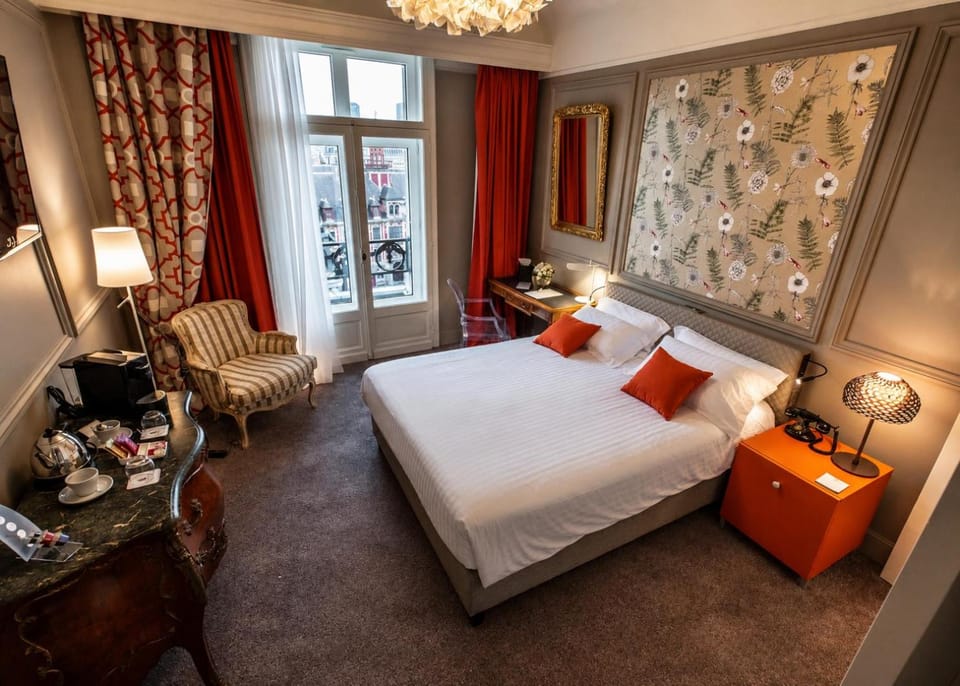 Bedroom, City view