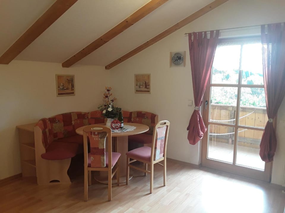 Seating area, Dining area