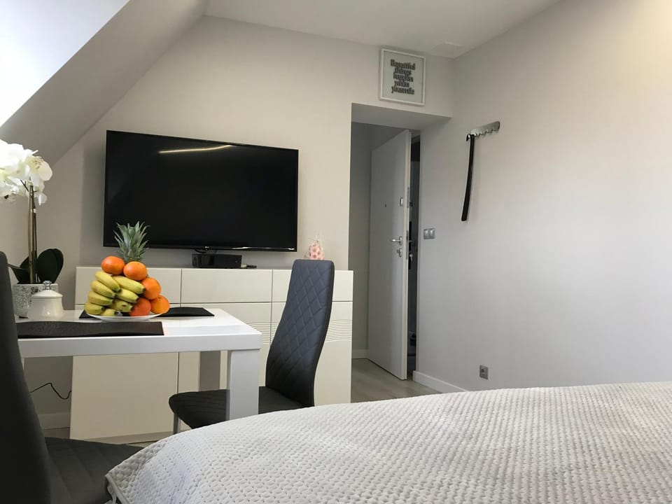 Bed, TV and multimedia, Photo of the whole room, Seating area, Bedroom