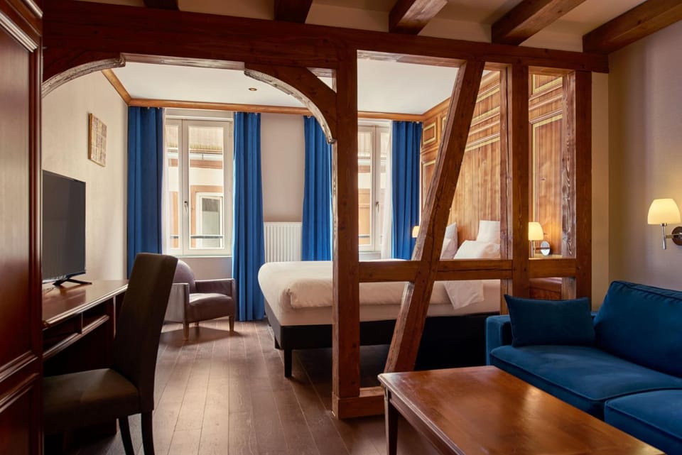 Bed, TV and multimedia, Living room, Photo of the whole room, Seating area, Bedroom