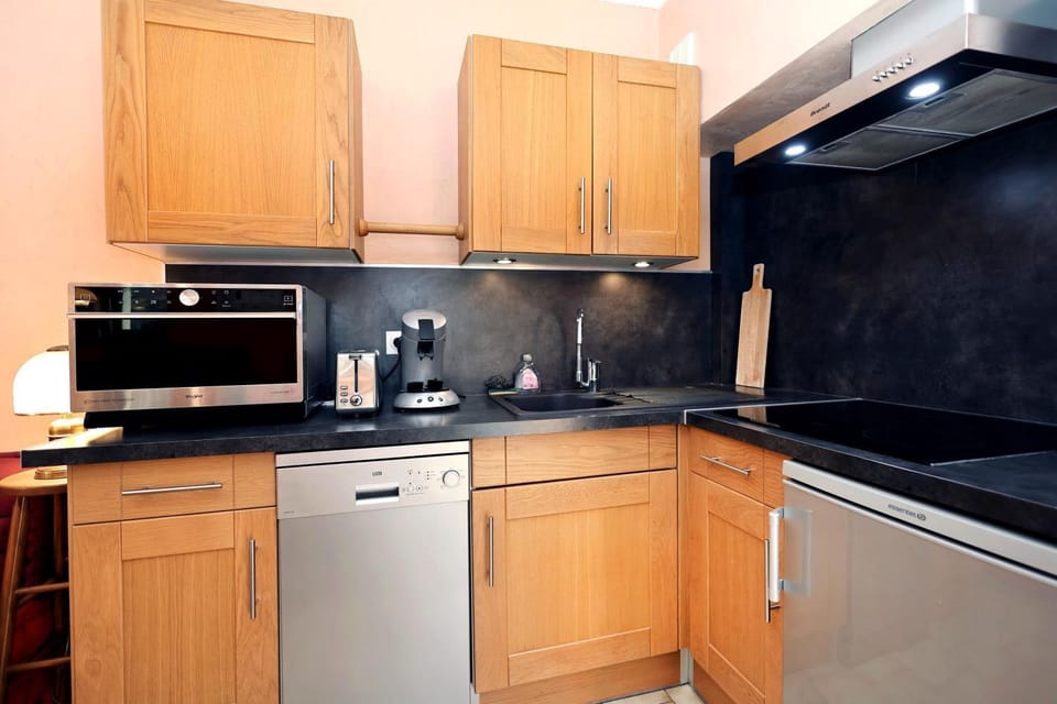 Coffee/tea facilities, Kitchen or kitchenette, dishwasher, oven, stove, toaster