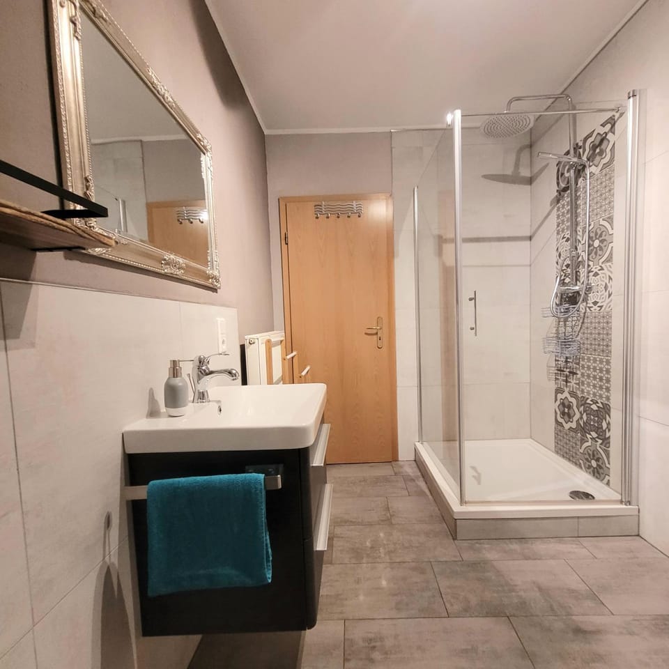 Shower, Bathroom, towels