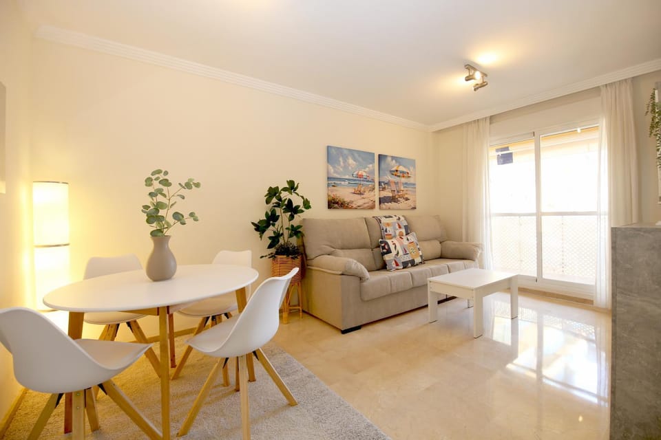 TV and multimedia, Living room, Seating area, Dining area