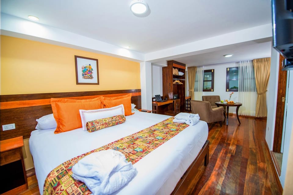 Bed, Living room, Photo of the whole room, Decorative detail, Bedroom
