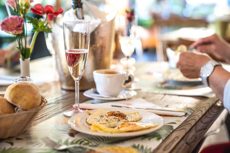 Food close-up, People, Food and drinks, Breakfast, Continental breakfast, Buffet breakfast, English/Irish breakfast, American breakfast, Drinks, Alcoholic drinks