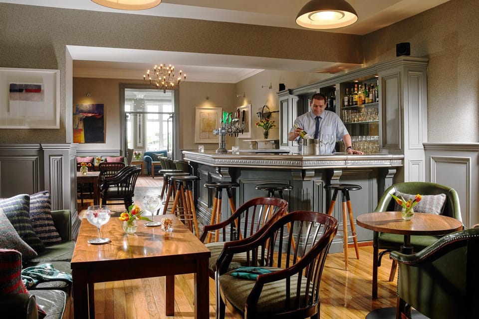 Lounge or bar, Food and drinks