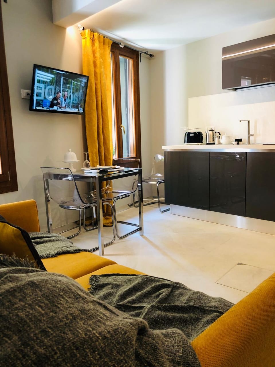 TV and multimedia, Living room, Seating area, Dining area
