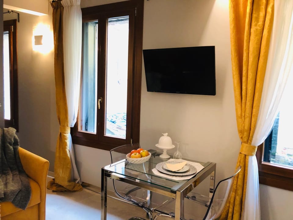 Communal lounge/ TV room, TV and multimedia, Living room, Seating area, Dining area